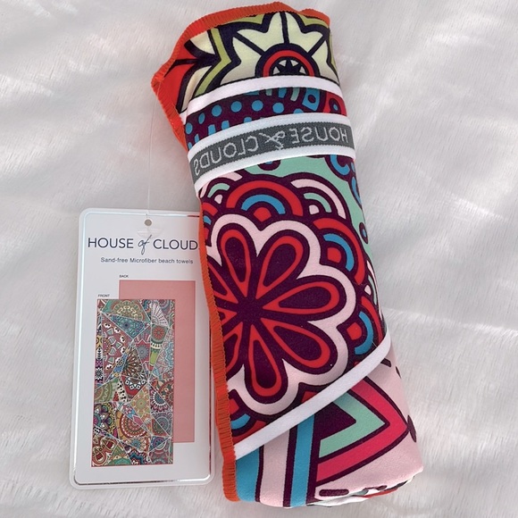 House of Clouds - Microfiber Beach Towel - Picture 4 of 11